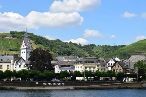Koblenz yakınlarında Winningen köyü olan Mosel vadisi.