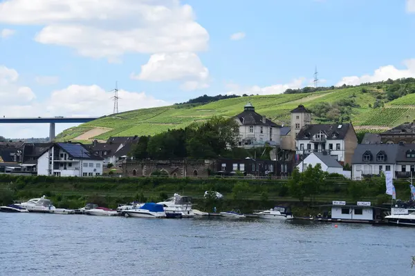 Güzel Winningen köyünün manzarası