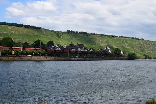 Winningen ile Mosel Vadisi ve bir tren