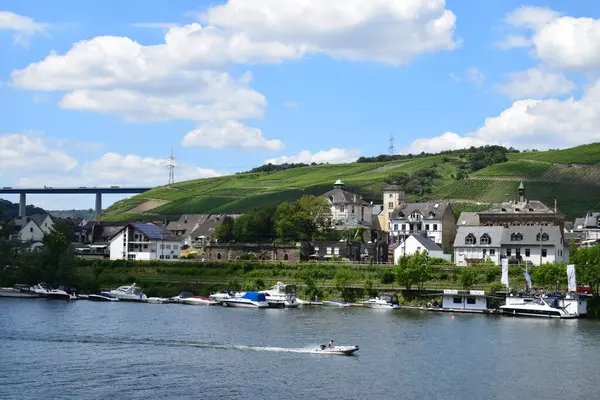 Winningen köyü ile Mosel