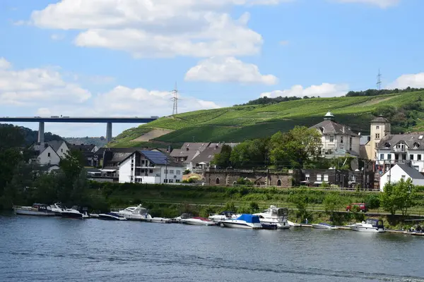 Winningen yakınlarındaki güzel Mosel Vadisi manzarası