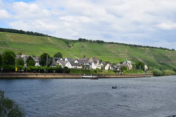 Winningen, yazın Mosel Vadisi Köyü