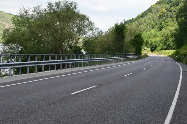 Yazın Mosel Vadisi 'nde yol