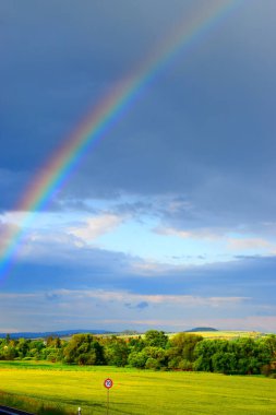 Gökkuşağının üstünde yol