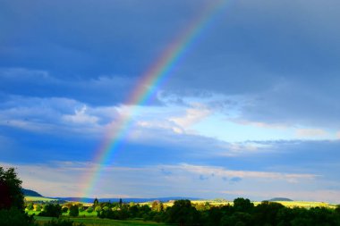 Renkli gökkuşağı güzel bir gökyüzü üzerinde