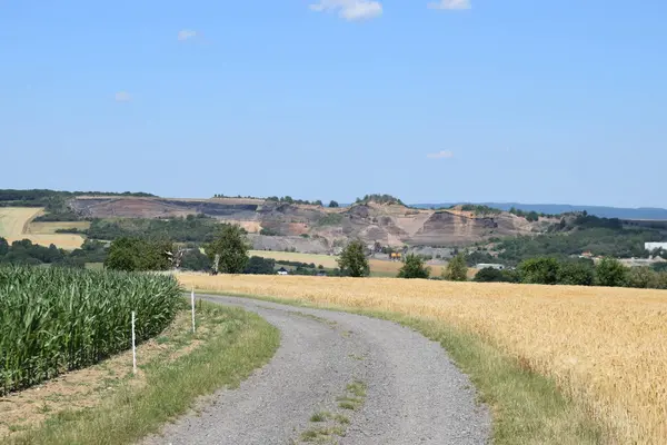 Yazın güneyinde Monratin köyünün arazi ve tepeleri