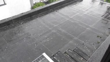 Evin çatısına yağmur damlaları yağıyor.