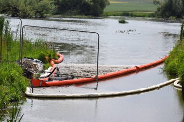 yüzen engeller petrole karşı