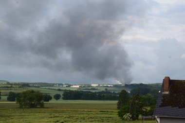 7 Haziran 2025: Mayen Endüstriyel Bölgesi üzerinde büyük duman bulutu yangın nedeniyle Kottenheim