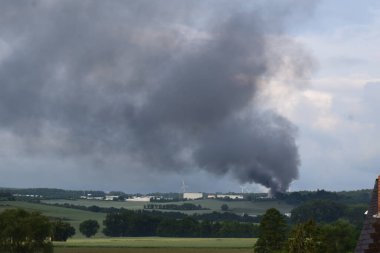 7 Haziran 2025: Mayen Endüstriyel Bölgesi üzerinde büyük duman bulutu yangın nedeniyle Kottenheim