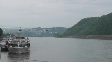 Koblenz, Almanya - 06 10 2025: Kasvetli bir bahar gününde Rhine ve teleferik