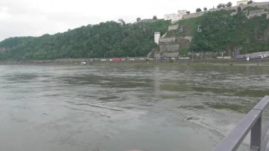 Koblenz, Almanya - 06 10 2025: Koblenz 'de Ren boyunca giden yük treni