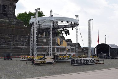 Koblenz 'deki Deutsches Eck etkinliğine sahne hazırlığı