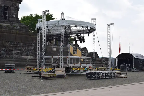 Koblenz 'deki Deutsches Eck etkinliğine sahne hazırlığı