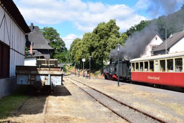 Almanya, Eifel 'deki Burgbrohl' da buharlı tren duruyor.