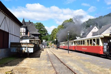 Almanya, Eifel 'deki Burgbrohl' da buharlı tren duruyor.