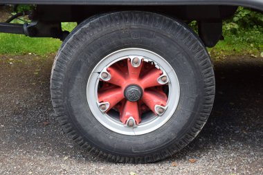 Eski kırmızı vintage kamyon tekerleği