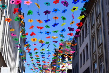 Şehirde renkli bayraklar