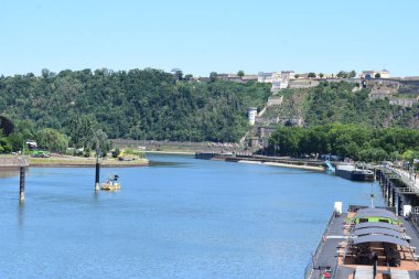 Koblenz 'deki Mosel' den Ren Nehri 'ne, yazın alçak su seviyesine bak.