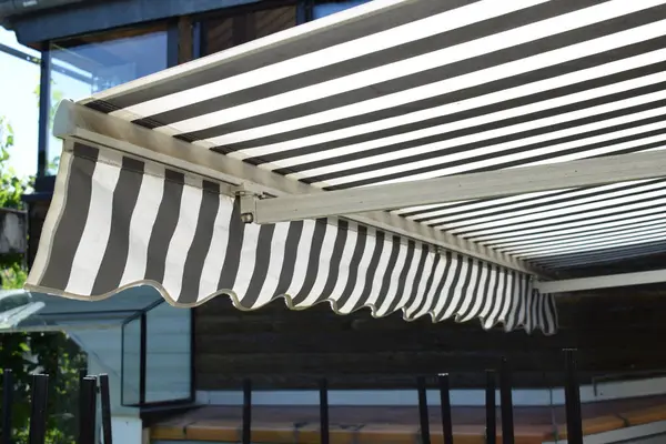 Bahçedeki gri ve beyaz tente