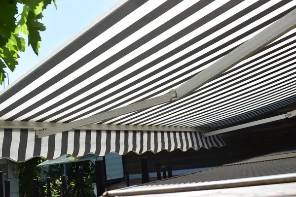 Güzel çatı ve beyaz fayanslar