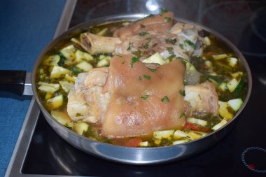  Sebzeli, otlu ve domuz bacaklı tava