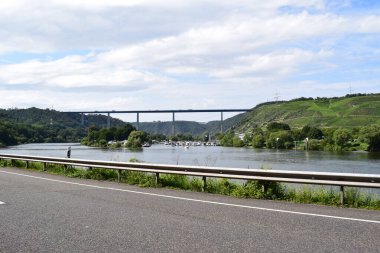 Winningen 'deki yüksek köprüsü olan Mosel Vadisi