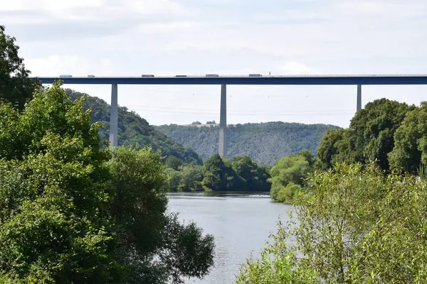 Mosel Vadisi 'ndeki yüksek köprü