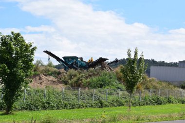 Ekose, Almanya - 08 08 08 2025: Taş ocağına park edilmiş yol yapımı makineleri