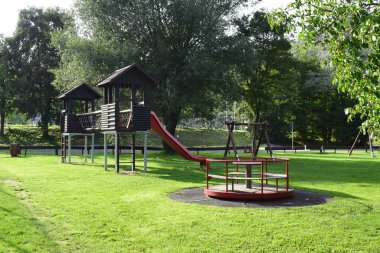 Çocuk parkında oyun alanı var.