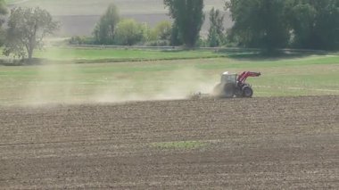 Tozlu bir kuraklık sırasında traktör tarlada. 