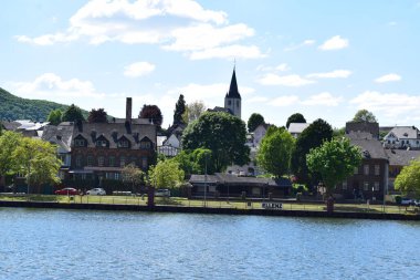 Nehir ve Fransa 'daki evlerin cepheleriyle Strasbourg şehrinin manzarası