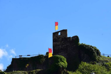 Sarı ve kırmızı bayraklarla Metternich kalesi harap oldu.