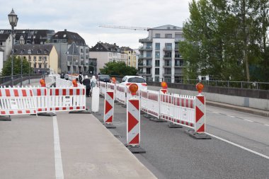 Trafik işareti ve yol engeli