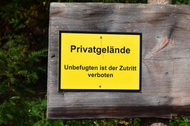 Parkta uyarı işareti