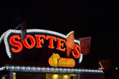 Almanya 'da bir eğlence pazarının gece lambaları, Andernach' ta Michelsmark