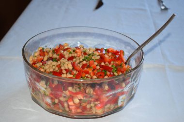 Domatesli salata, soğan ve maydanoz.