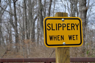 Islak tabelada sarı kaygan 