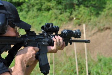 SWAT polisi tüfeği ateşlemeye hazırlanıyor.