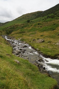 Göl Bölgesi, Glenridding yakınlarında keşfe çıktığımda bulduğum bu dere gibi güzel su yollarıyla dolu..