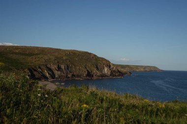 Kennack Sands, Cornwall 'ın Kertenkele Yarımadası' nda güzel bir sahil ipliği. Dramatik kıyı şeridi manzaralarına ve çarpıcı vahşi yaşama ev sahipliği yapar..