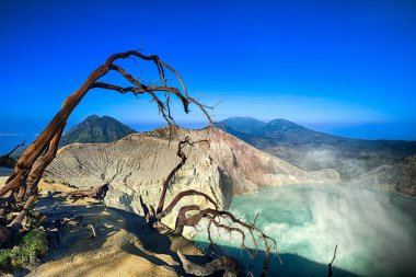 Kawah Ijen volkanının krater kenarından Endonezya 'daki volkanik göle.