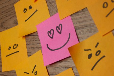 Birden fazla yüzü olan ve kalp şeklinde göze çarpan küçük ofis notlarına aşık olma kavramı.