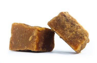 İzole edilmiş beyaz arka planda sanatsal şeker kamışı panellası parçaları