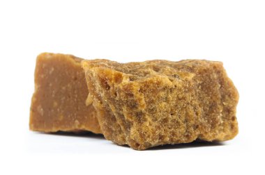 İzole edilmiş beyaz arka planda sanatsal şeker kamışı panellası parçaları