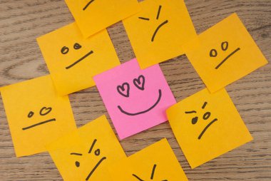 Birden fazla yüzü olan ve kalp şeklinde göze çarpan küçük ofis notlarına aşık olma kavramı.