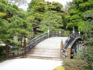 Bir Japon parkında köprü