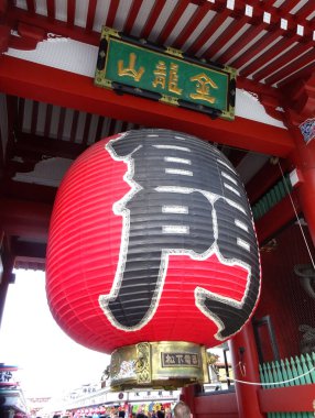 Asakusa 'daki Kannon Salonu' nun büyük feneri.