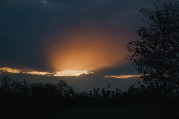Güneşin doğuşunu izle. Yüksek kalite fotoğraf
