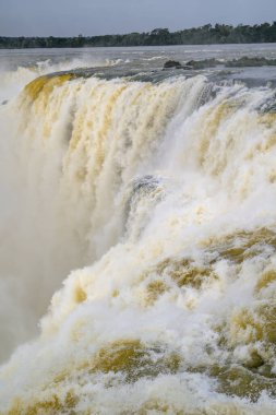Iguazu şelaleleri bulutlu havada. Yüksek kalite fotoğraf
